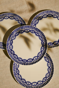 Dinner plate with interlaced patterns